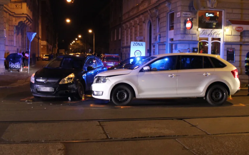 Při nehodě v Masarykově ulici byla zraněna řidička i její nezletilá spolujezdkyně
