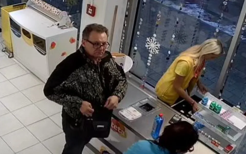 PÁTRÁNÍ: Podvodníci okradli prodavačku při směňování peněz. Policie hledá svědky