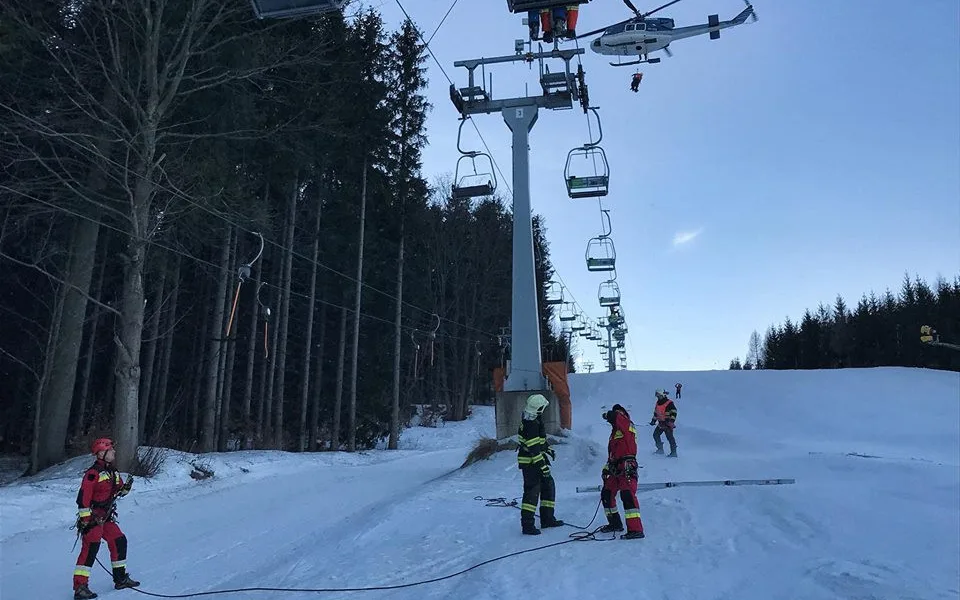 FOTO: Ve Filipovicích se zastavila lanovka, hasiči museli 39 lidí evakuovat