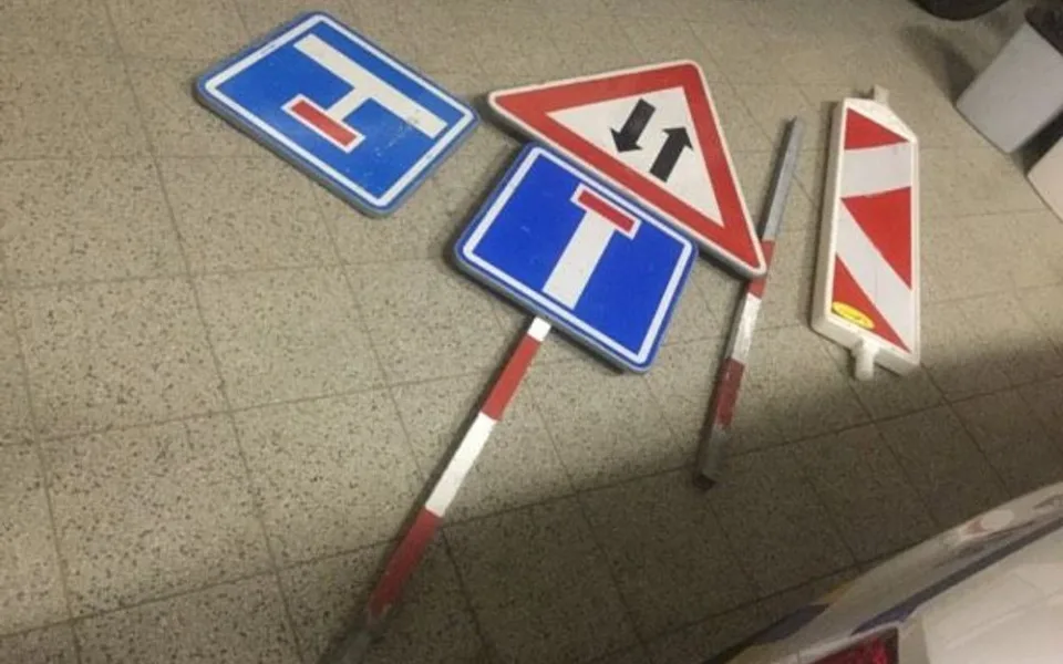 Za popelnicemi u ulice Mozartova byly odložené dopravní značky. Na svého majitele čekají na policejní služebně