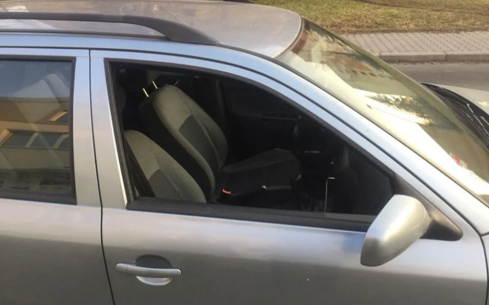 V Ibsenově ulici parkovala Octavia se staženým okénkem. Strážníci majitelku auta našli
