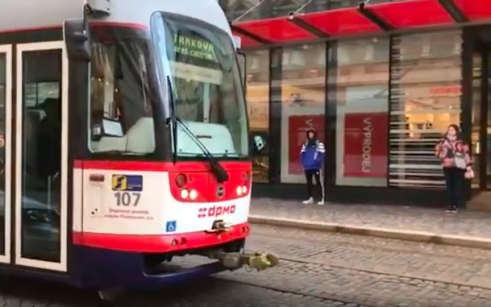 Po dnešních kontrolách jezdí tramvaje u Galerie Moritz sníženou rychlostí kratší úsek, oprava kolejí se posune