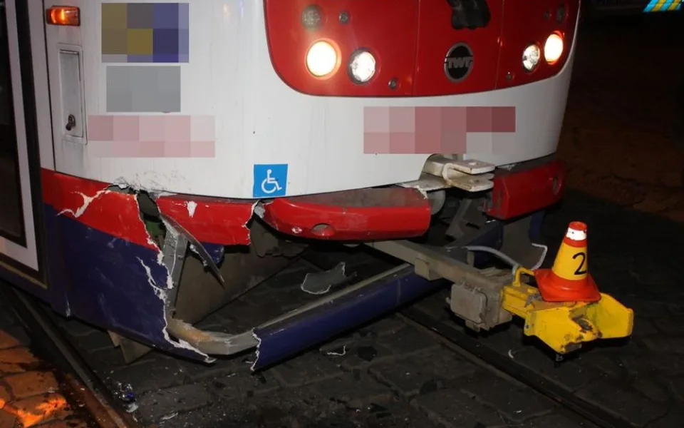 Opilá řidička nabourala do tramvaje u Metropolu. Nadýchala téměř dvě promile a přišla o řidičák