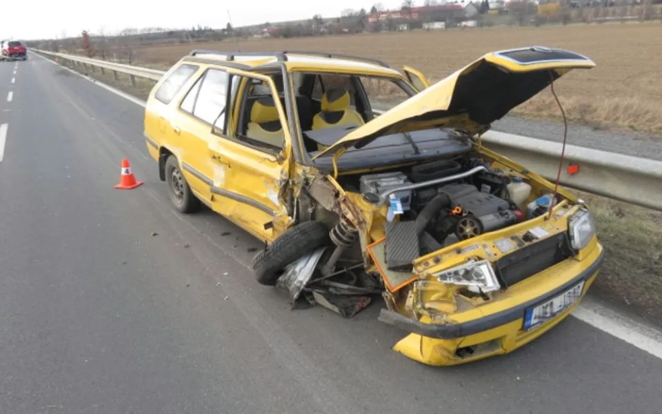 Řidiče škodovky přemohl mikrospánek a přejel do protisměru, kde narazil do Fordu převážejícího auto
