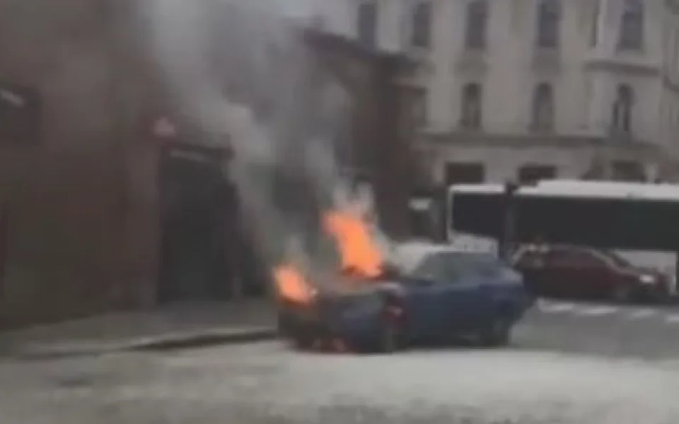 FOTO/VIDEO: V Pavelčákově ulici v Olomouci hořelo auto. Za jízdy se začalo kouřit zpod kapoty