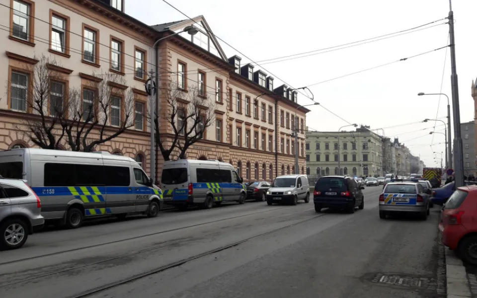 Pachateli, který nahlásil bombu v budově Vrchního soudu v Olomouci, hrozí pět let vězení