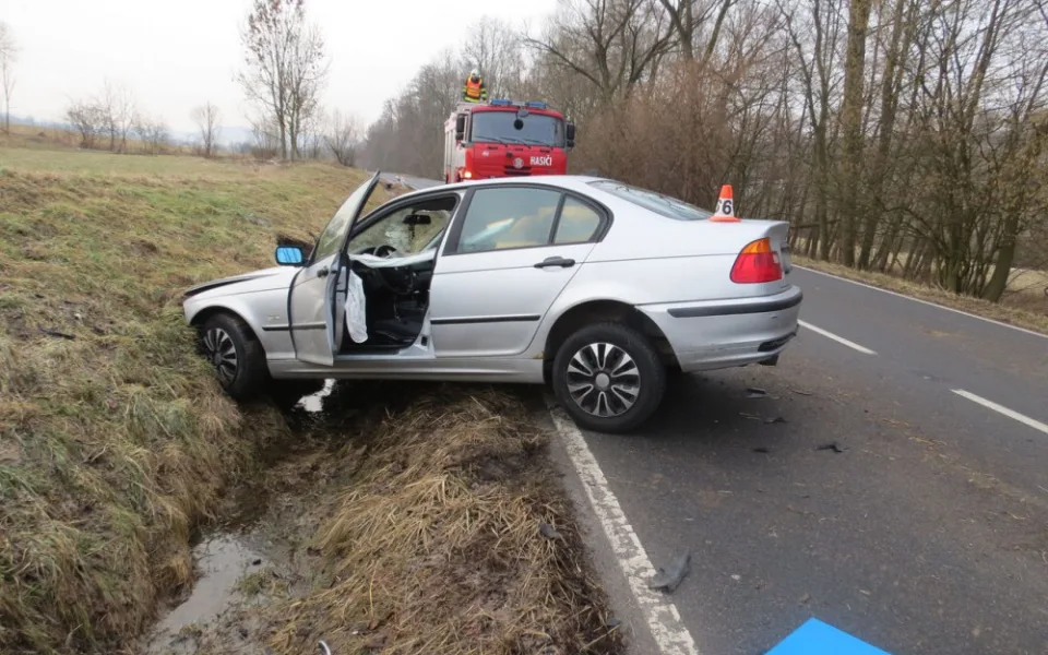 Devatenáctiletá řidička se vybourala v BMW. Do cesty jí vběhla srna