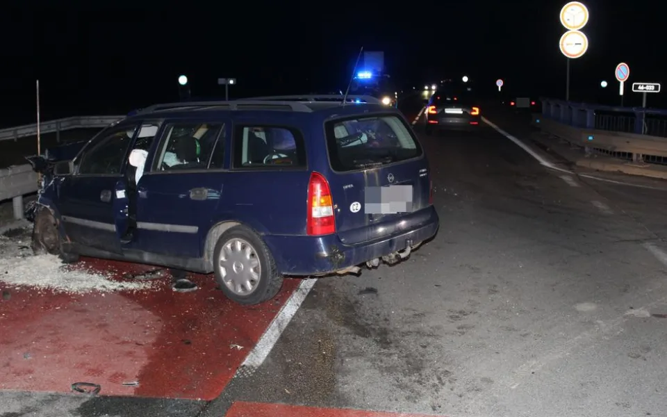 FOTO: U Šternberka se v křižovatce střetla dvě auta, oba šoféři se zranili