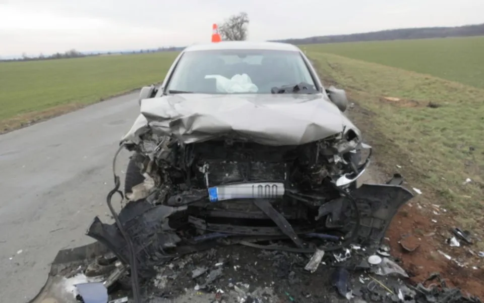 Řidiči se zablokovalo řízení a přejel do protisměru, kde naboural do auta s přívěsem. Nehoda si vyžádala několik zraněných