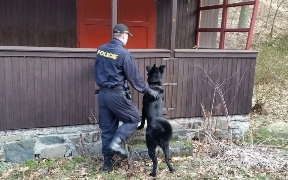 V zimě lákají opuštěné chaty zloděje i lidi bez domova. Na Šternbersku proběhla kontrolní policejní akce