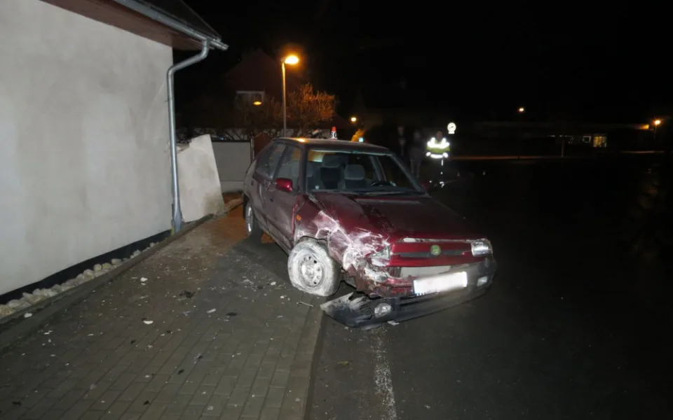 FOTO: Muž během jednoho večera ukradl hned dvě auta, s oběma boural