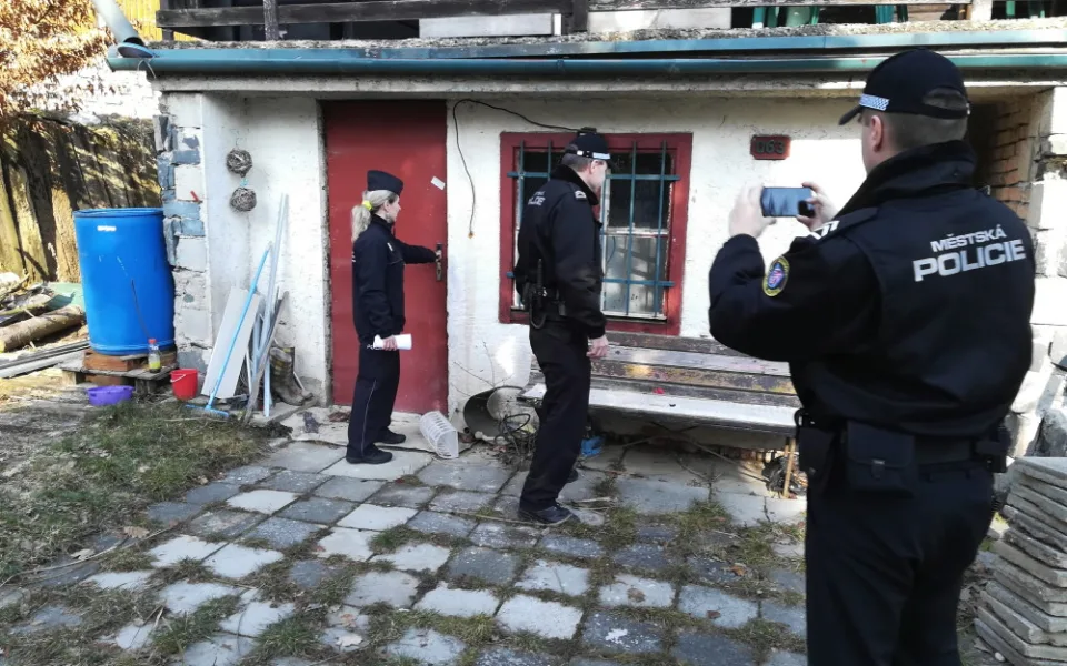 V těchto dnech kontrolují policisté a strážníci chatoviště. V zimě se tato místa stávala cílem zlodějů