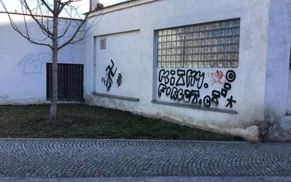 V ulici Koželužská a Lolkova řádili sprejeři. Za sebou zanechali na zdech několik nápisů a svastik