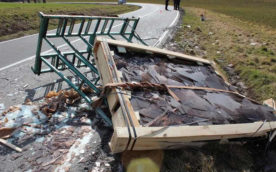 FOTO: Řidiči se u Topolan vysypaly z náklaďáku tabule skla