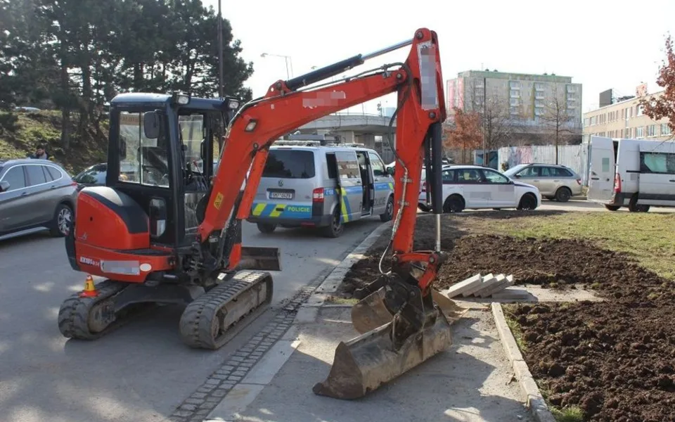 Řidiči bagru se zhoupla nákladová lžíce a narazila do zaparkovaného auta