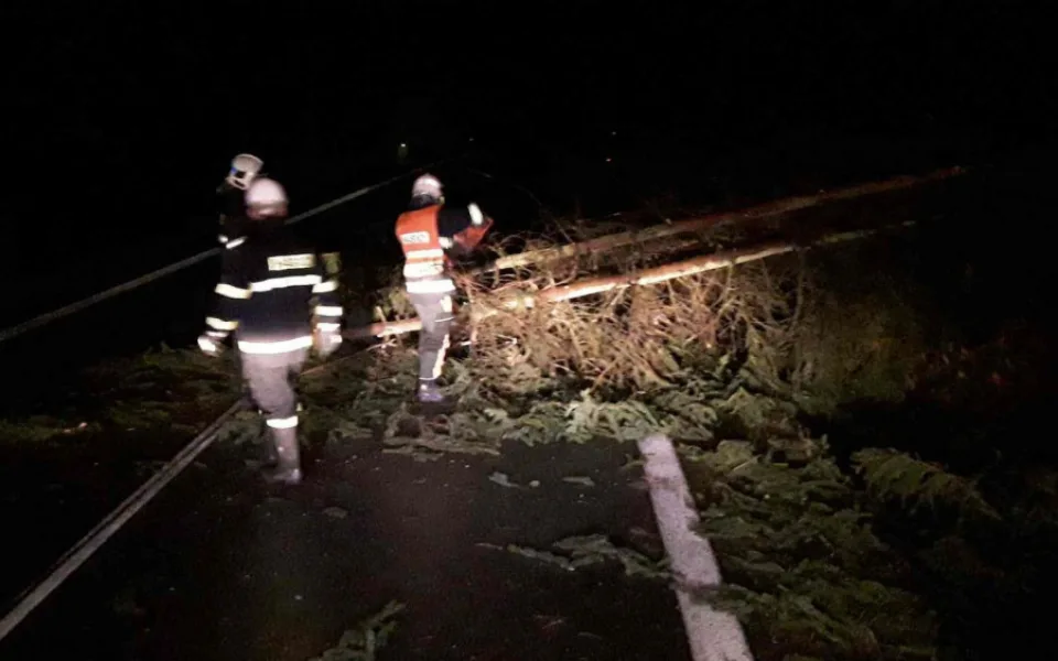 FOTO: Hasiči zasahují kvůli silnému větru. Vyjížděli k rozpadající se střeše, popadaným stromům a poškozené garáži