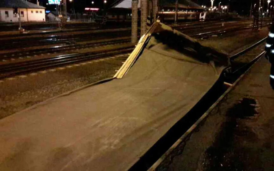 FOTO/VIDEO: Hasiči v noci vyjížděli k desítkám případů. Z nádraží se utrhla střecha, stromy padaly do kolejišť a na silnice