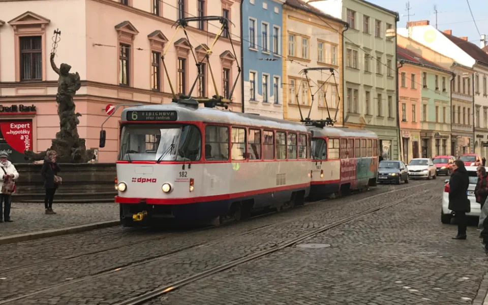 PŘEHLED: V pátek a o víkendu nepojedou přes centrum tramvaje, bude se opravovat trať na ulici 8. května