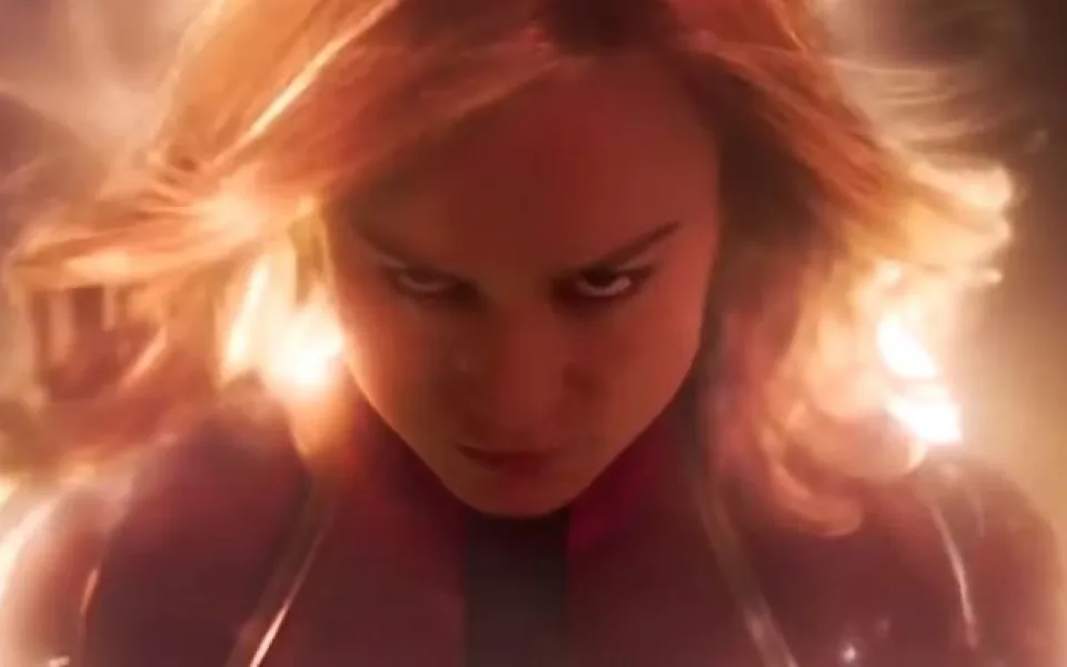 RECENZE: Captain Marvel je průměrný komiks, kde chlapi hrají druhé housle