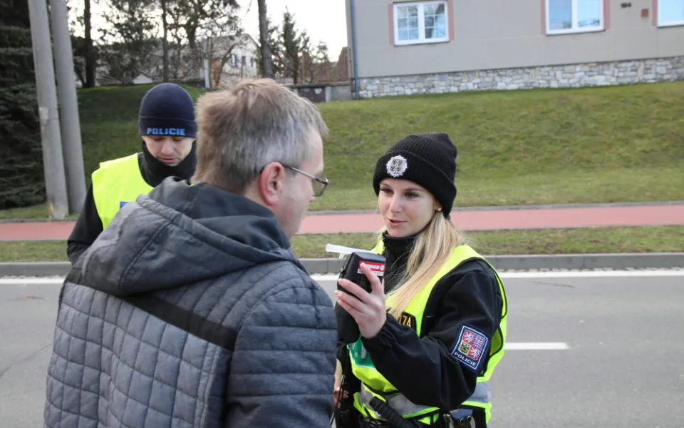 V těchto dnech probíhá dopravně bezpečnostní akce. Policisté se zaměřují i na telefonování během jízdy