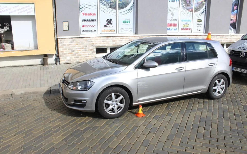 Senior škrábl auto na parkovišti a ujel. Když ho vypátrala policie, zapíral