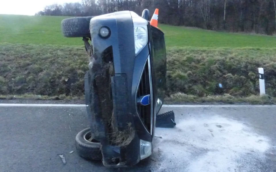 Řidička přecenila za volantem své schopnosti, dostala smyk a přetočila auto na bok