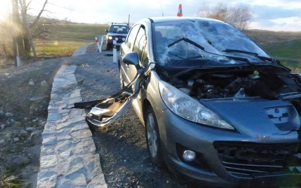 Řidička se v zatáčce plně nevěnovala řízení auta, skončila s ním v kovovém zábradlí