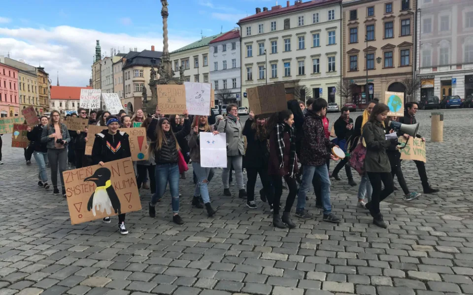 AKTUÁLNĚ: Olomoučtí středoškoláci stávkují za ochranu klimatu