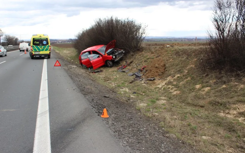 Řidička při předjíždění na dálnici narazila do svodidel. Při nehodě se zranila