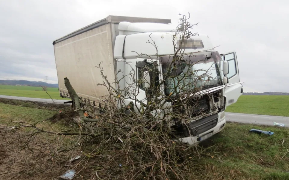 Řidič nákladního auta najel na krajnici. Ta se uvolnila a vůz narazil do stromu