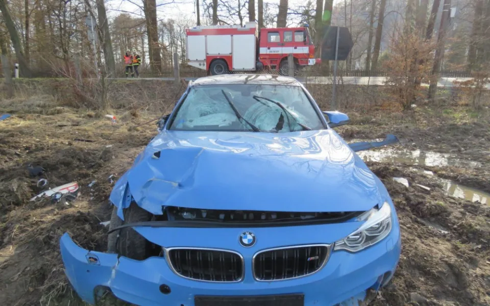 Řidič jel s BMW příliš rychle, naboural do plotu a reklamních cedulí. Vznikla škoda za jeden a půl milionu