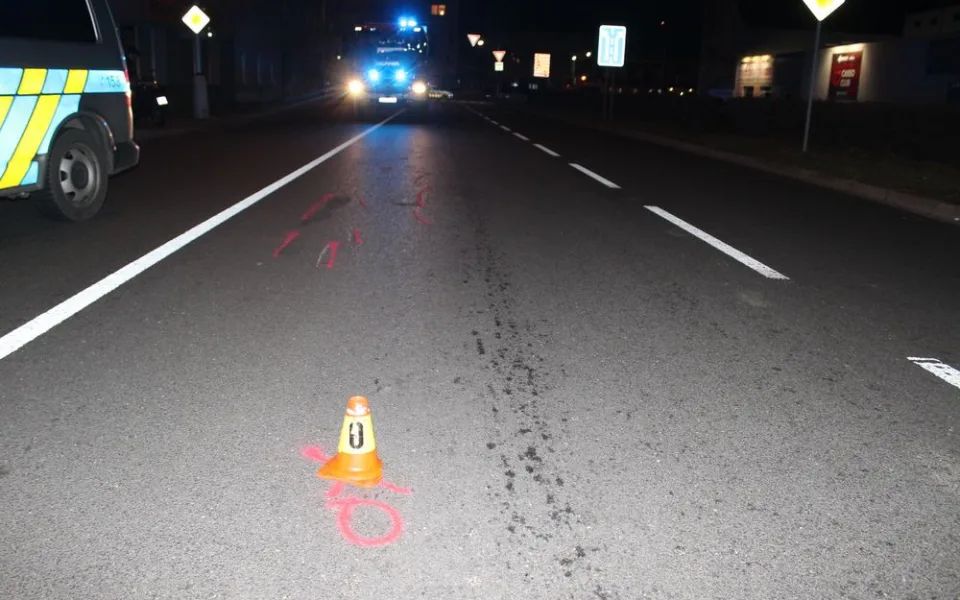 Seniorka si chtěla zkrátit cestu a vešla před jedoucí motocykl. Skončila v nemocnici