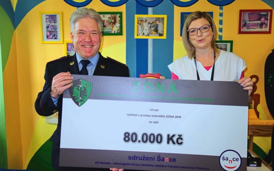 Kalendář policejní zásahovky vydělal hemato-onkologickému oddělení Dětské kliniky 80 tisíc