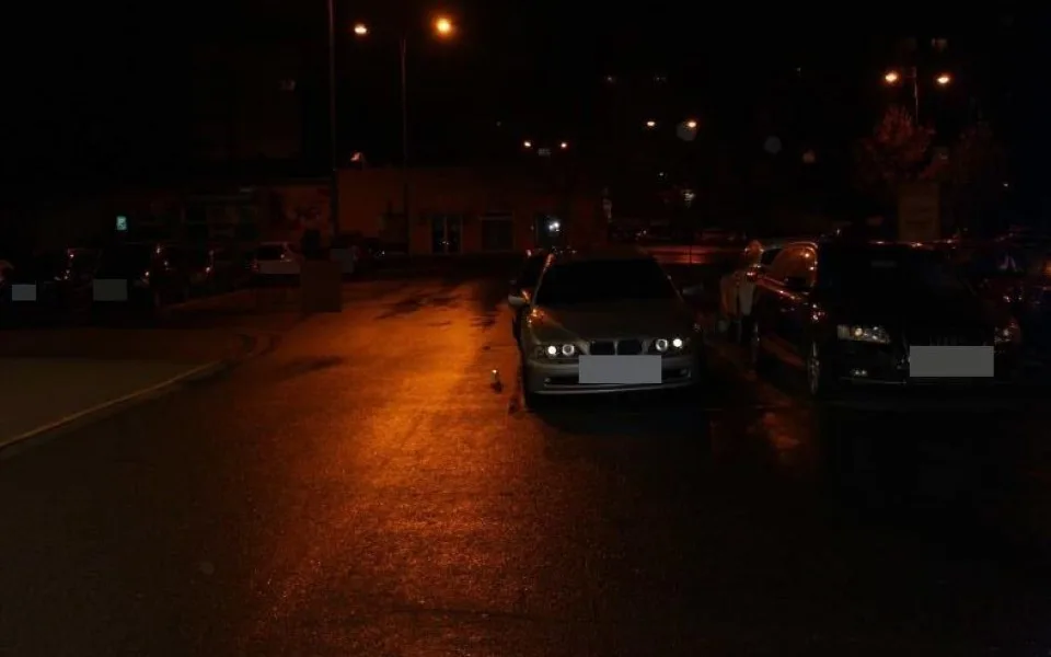 Řidič na parkovišti u obchodu přejel muži nohu a z místa nehody ujel. Pátrá po něm policie