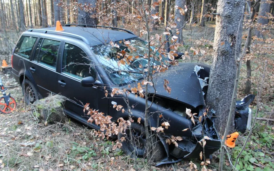 Řidič usnul za volantem a naboural do stromu. Musel být letecky transportován do nemocnice