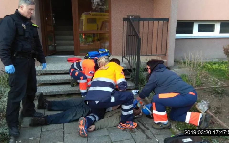 Muž upadl na schodech, poranil si hlavu a ztratil pulz. Zachránit se ho pokoušeli strážníci a svědkové nehody