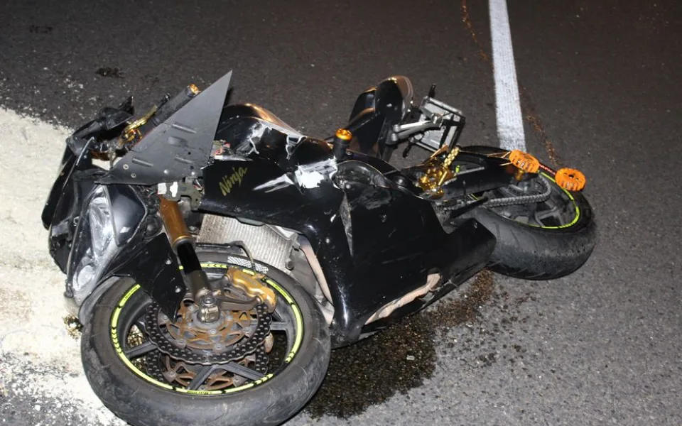 Motorkář bez řidičáku naboural do auta před sebou a do svodidel. Skončil v nemocnici