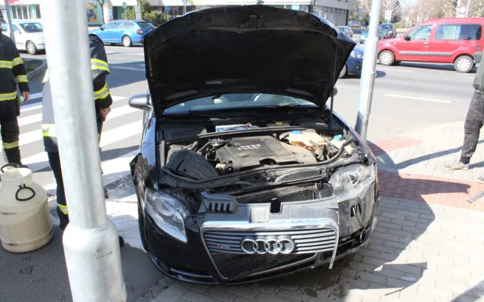 Řidič Audi přehlédl červenou a vjel do křižovatky. Srazil se s Opelem, který zastavil až nárazem do domu