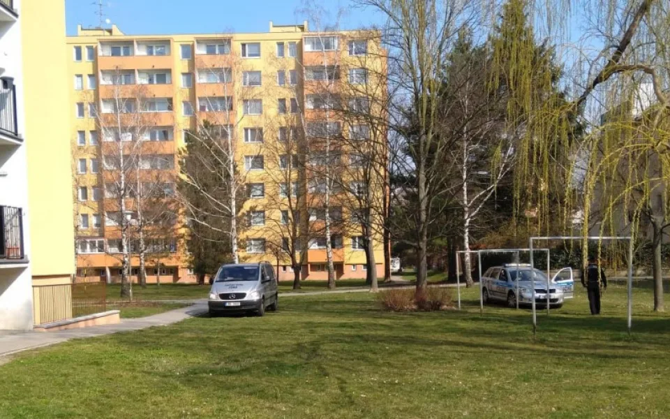 AKTUÁLNĚ: Na Varšavském náměstí v Olomouci po pádu ze sedmého patra zemřel  muž
