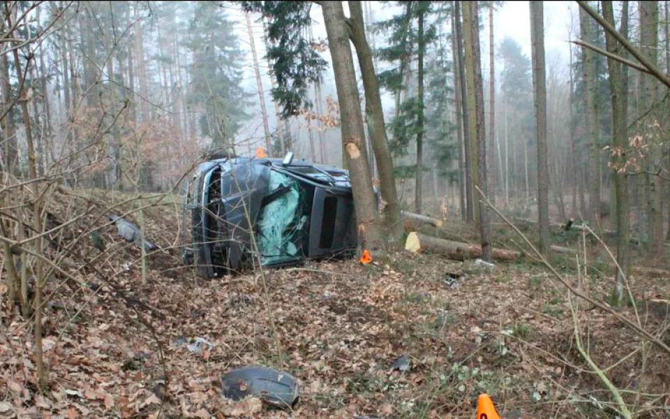 Mladou řidičku přemohl mikrospánek, skončila v převráceném autě v lese vedle cesty