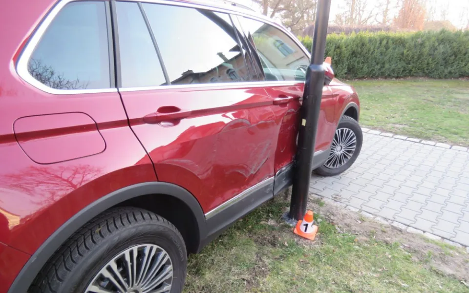 Řidič si spletl pedály a vjel na chodník. S autem zůstal opřený o lampu