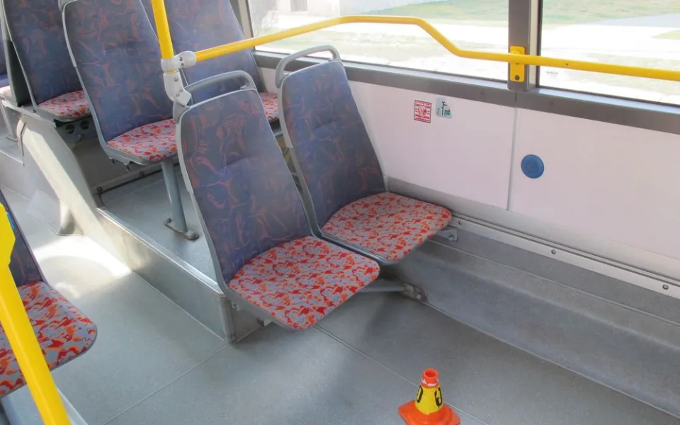 Řidič autobusu musel prudce zabrzdit. Seniorka kvůli tomu spadla ze sedadla na zem