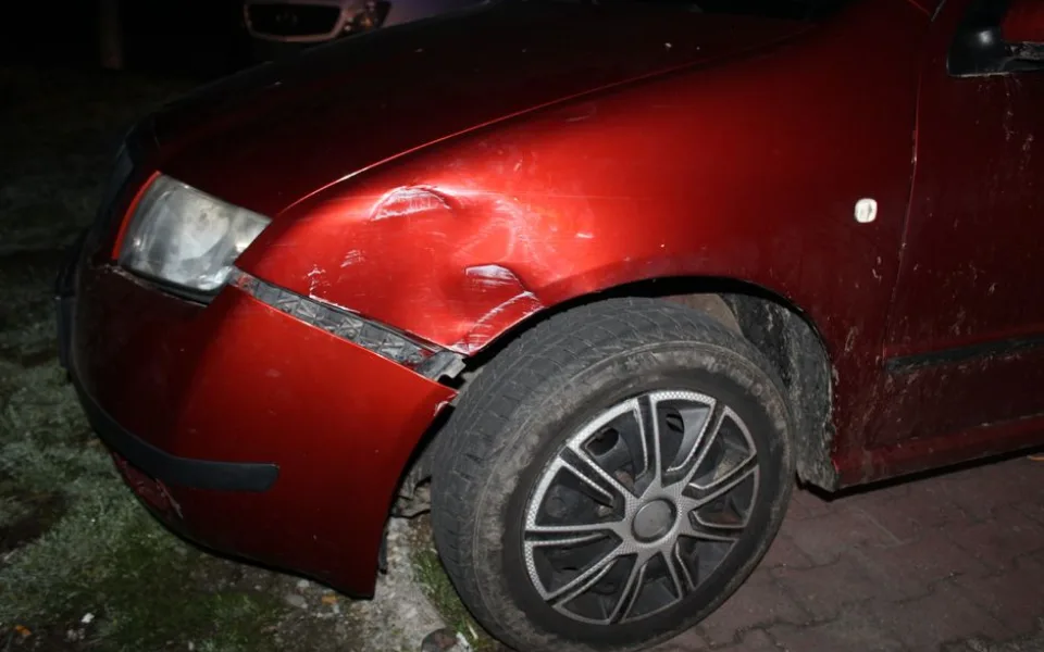 Řidič narazil do nosníku na čerpací stanici. Nadýchal dvě promile