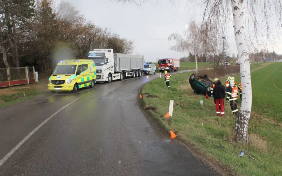 Řidička nezvládla průjezd zatáčkou. Auto skončilo na střeše