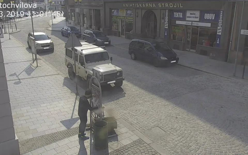 Muž při běhání vylepoval plakáty na nelegální plochy. Dopadli ho strážníci