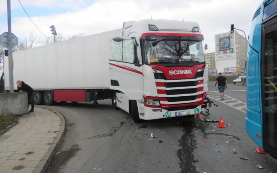 Řidič náklaďáku nedal přednost autobusu a došlo k nehodě. Cestující byli převezeni do nemocnice