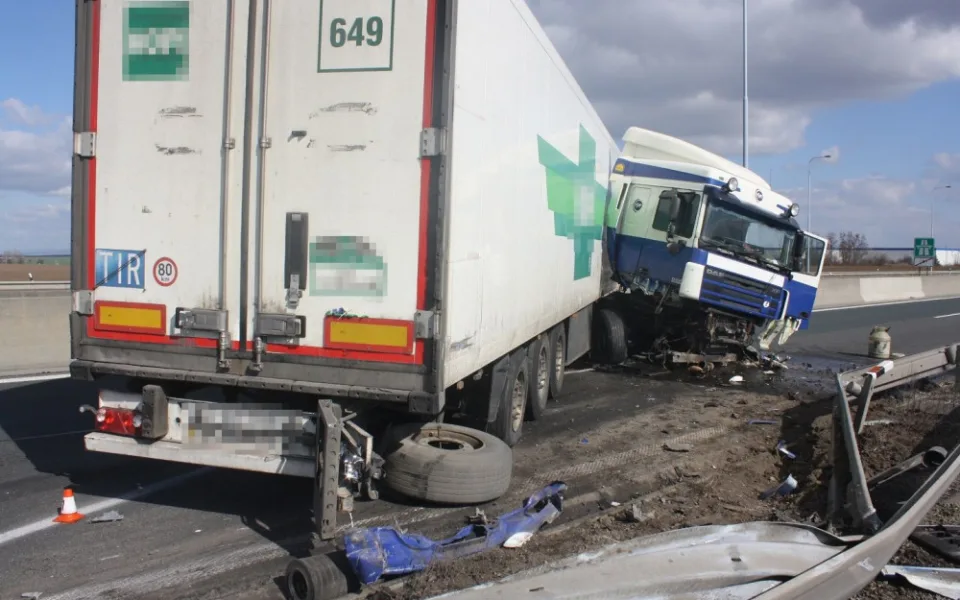 FOTO: Kamion s prasklým kolem blokoval dálnici na Olomouc přes čtyři hodiny
