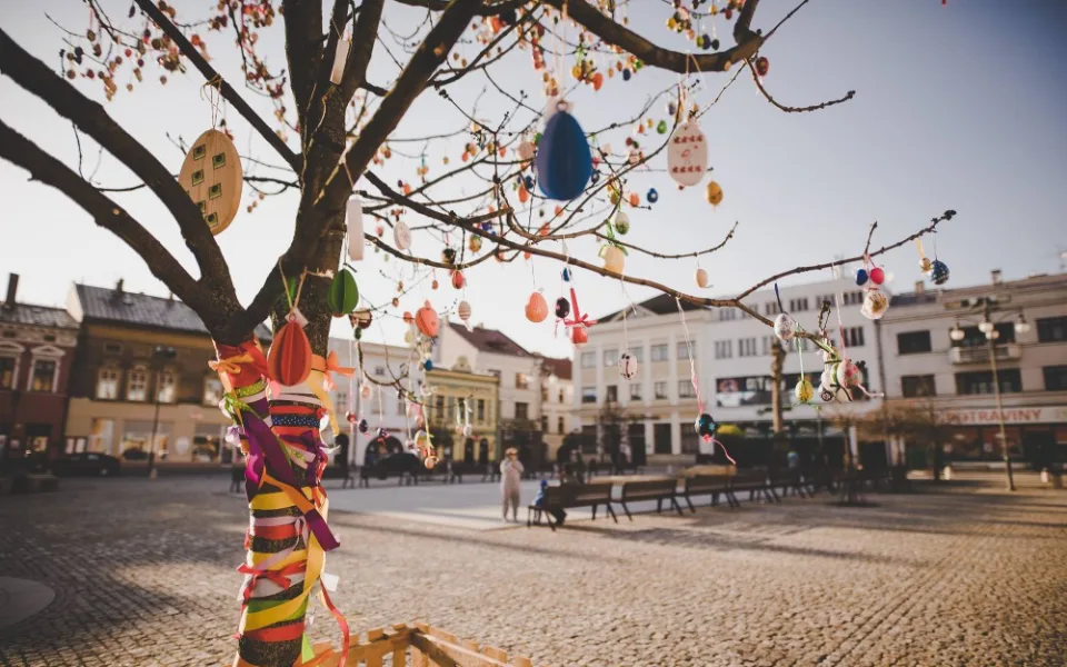Centrum Hranic zdobí Kraslicovník. Na netradičním stromě visí přes čtyři tisíce kraslic