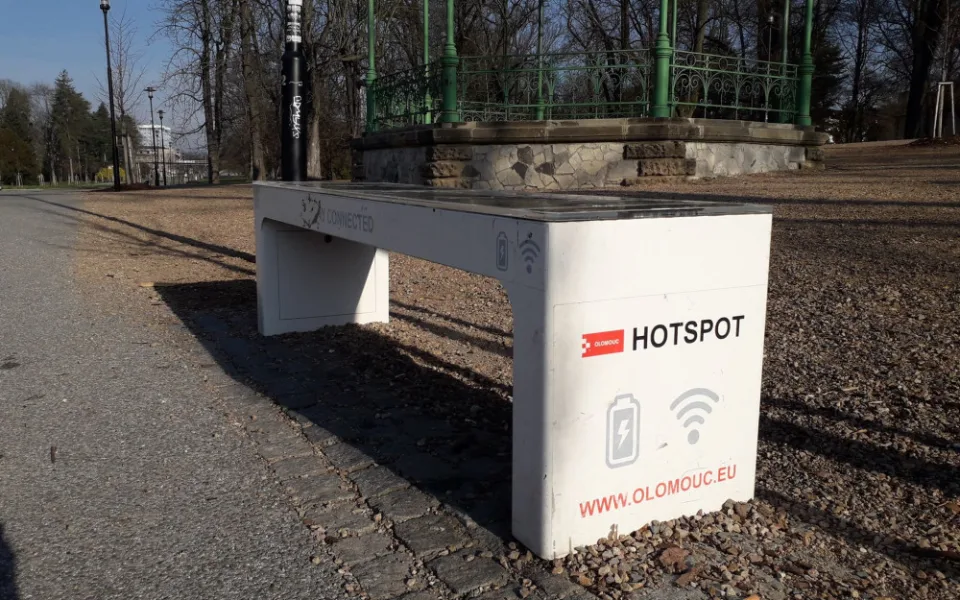 WiFi lavičky se v Olomouci těší oblibě. Za necelé dva roky je využily desítky tisíc lidí