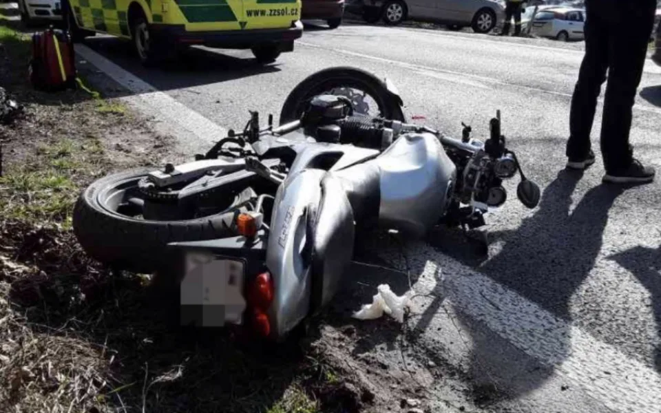 V Hranicích se srazilo auto s motorkou. Došlo k úniku provozních kapalin a jeden z řidičů byl převezen do nemocnice